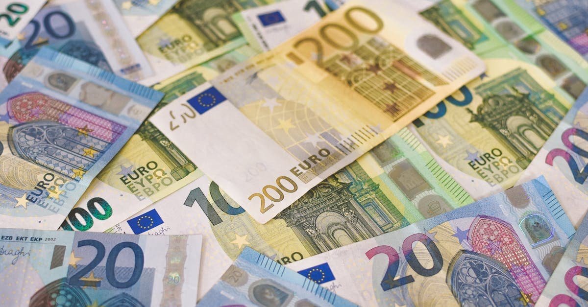 Bunte Euro-Geldscheine in verschiedenen Stückelungen