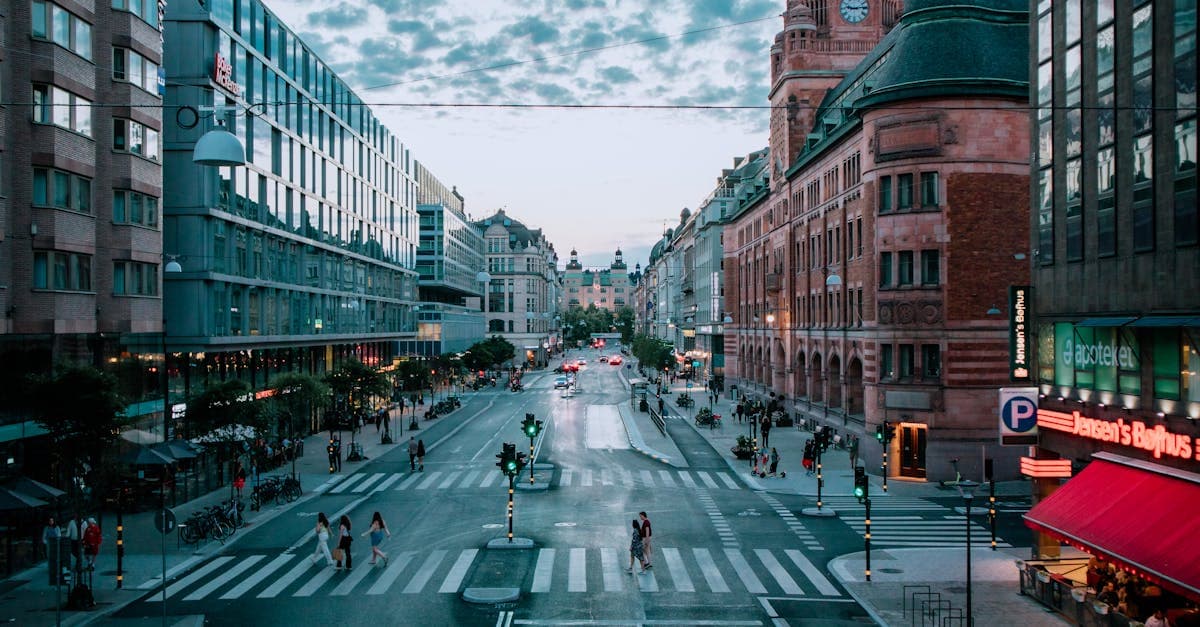 Kvällsbelyst stadssilhuett i Stockholm – inspiration för yrkesverksamma som vill utforska möjligheter att jobba utomlands