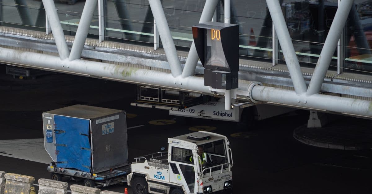 KLM-grondvoertuig bij de terminal op Schiphol, met extra looptijd naar pier G en H.