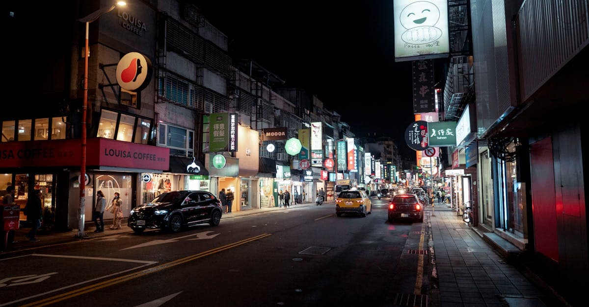 台北の夜市通りに輝くネオンサインと人混み、グルメ屋台が建ち並ぶ夜の街並み