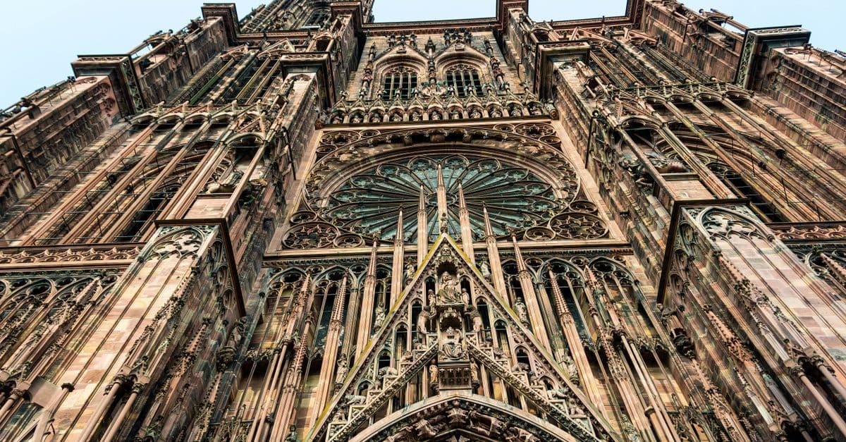 Façade gothique de la cathédrale de Strasbourg en Alsace, illustration d'un voyage fiable selon les avis travel eSIM