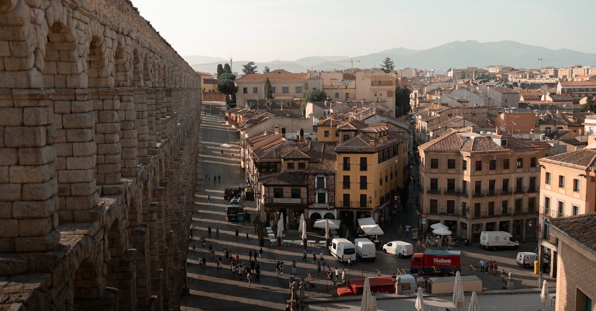 Acueducto romano de Segovia junto al horizonte de la ciudad, símbolo del país más barato de Europa