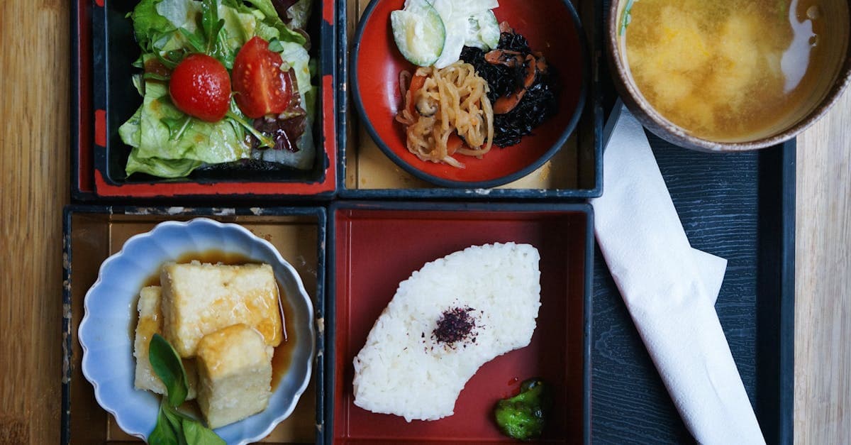 Bento box giapponese con zuppa di miso, ideale per capire cosa mangiare in giappone a colazione