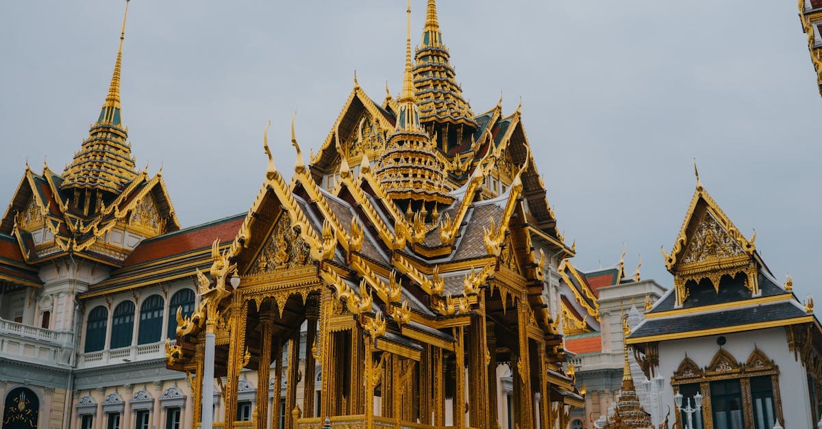 Kungliga palatsets förgyllda och ornamenterade arkitektur i historiska Bangkok.