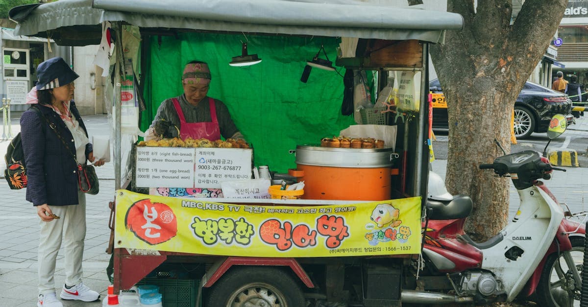 ソウルの有名な韓国屋台で販売されるたい焼き型スナック、観光客に人気の伝統的なストリートフード