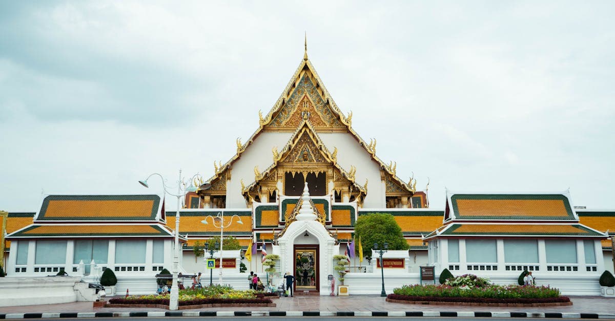 Kunstvoller Wat Thai Tempel Bangkok mit prächtiger Architektur und goldenen Spitzen als Symbol der Spiritualität