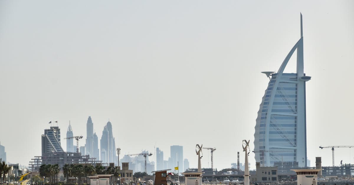 Burj Al Arab in de felle Dubai-zon, symbool voor de intense hitte van 40 graden weer dubai.