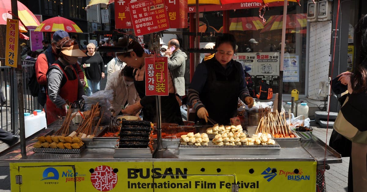 釜山国際映画祭会場近くの屋台で串焼きを提供する活気ある店、韓国旅行のマナーと注意点