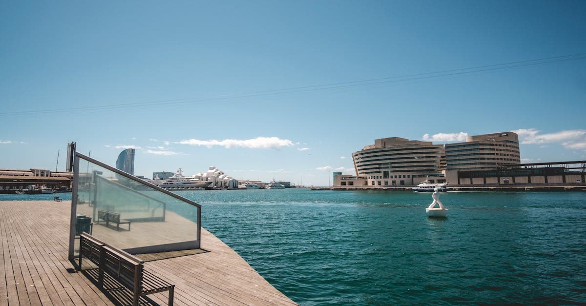 Barcelonas Waterfront mit modernen Gebäuden und ruhigem Meer bei warmem Wetter Barcelona im Frühsommer