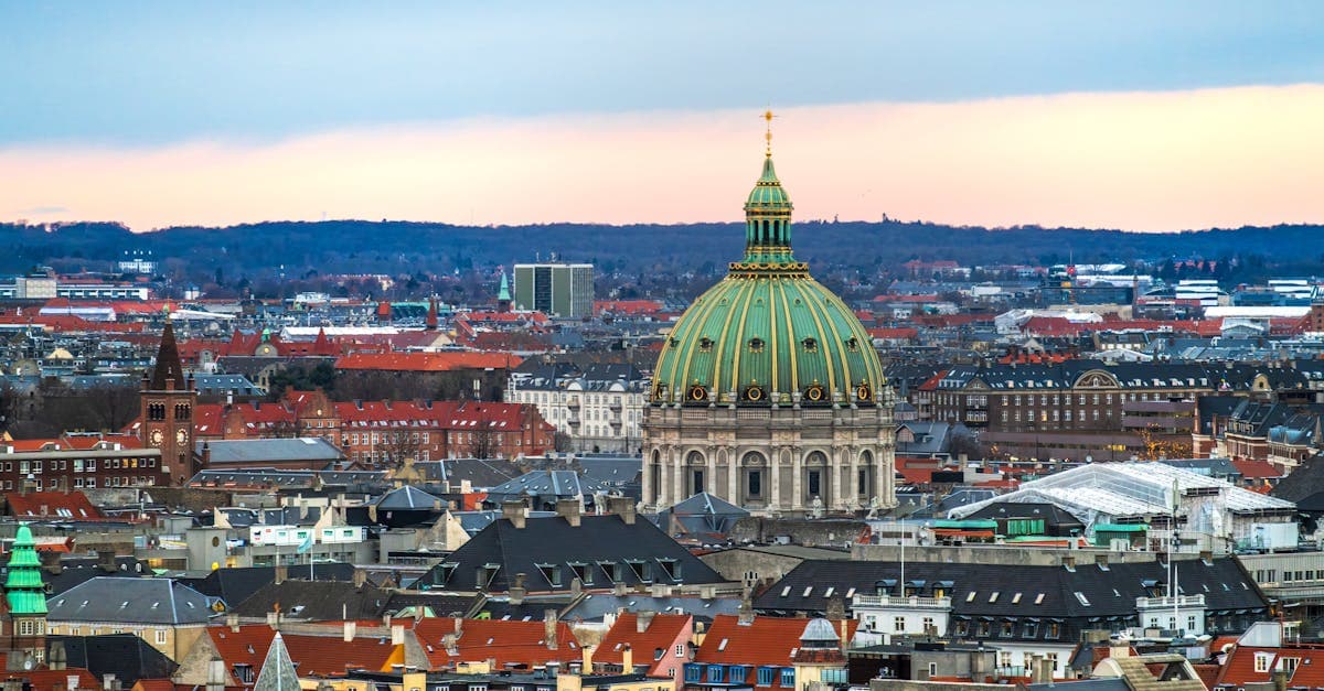 Luftfoto af Frederiks Kirke og Københavns imponerende skyline ved solnedgang med ikonisk historisk arkitektur
