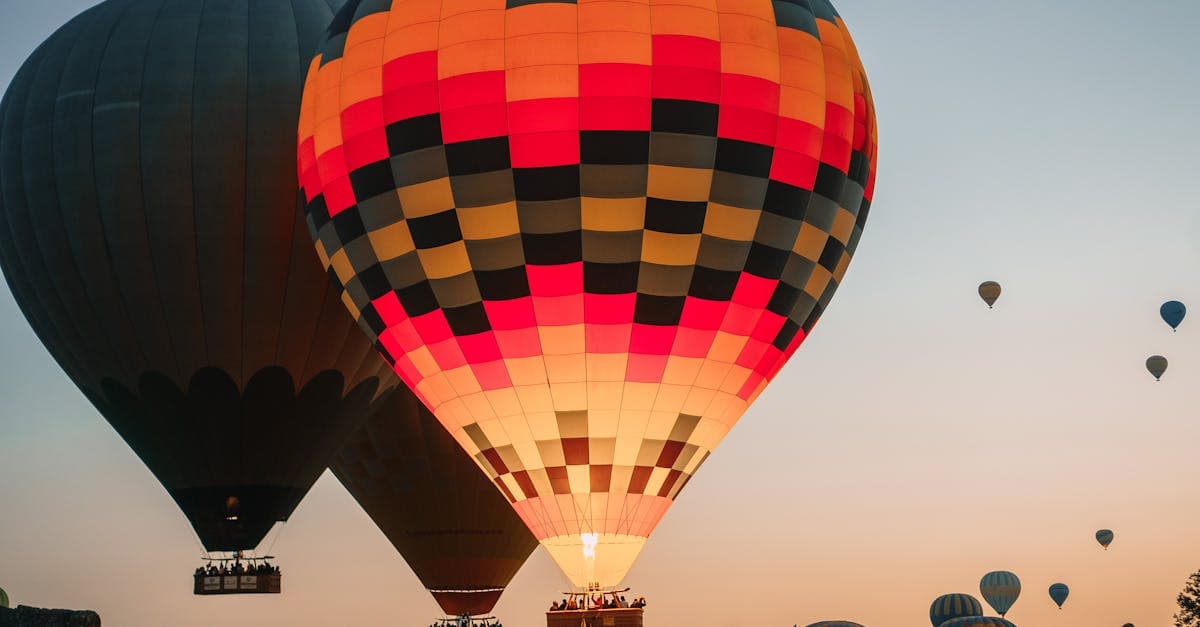 Bunte Heißluftballons schweben bei Sonnenuntergang über Kappadokien – ein unvergessliches Bucket-List-Erlebnis