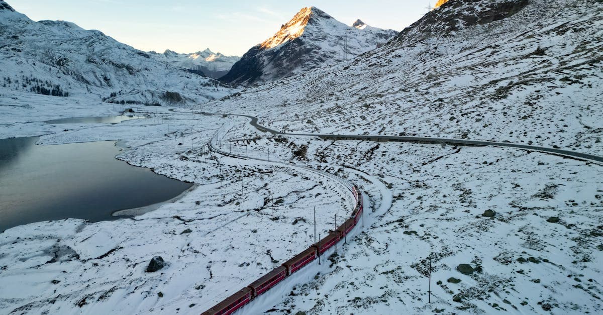 Roter Zug durchquert die Winterlandschaft der Schweizer Alpen – mit dem Swiss Travel Pass unbegrenzt reisen.