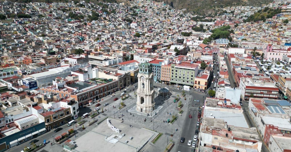 Vista aérea de la Torre del Reloj de Pachuca rodeada de montañas, atracción cercana al Best Western Plus Santa Cecilia.