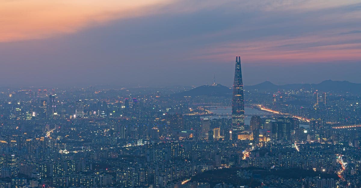 롯데월드타워가 빛나는 서울 일몰 야경, 한국 공항 도착 후 여행용 eSIM을 바로 사용할 수 있는 노마드 거점 도시