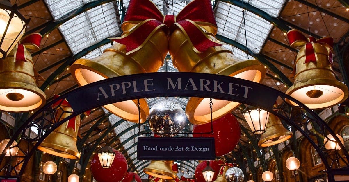 Mercadillo navideño en el Covent Garden Apple Market con decoraciones tradicionales londinenses.