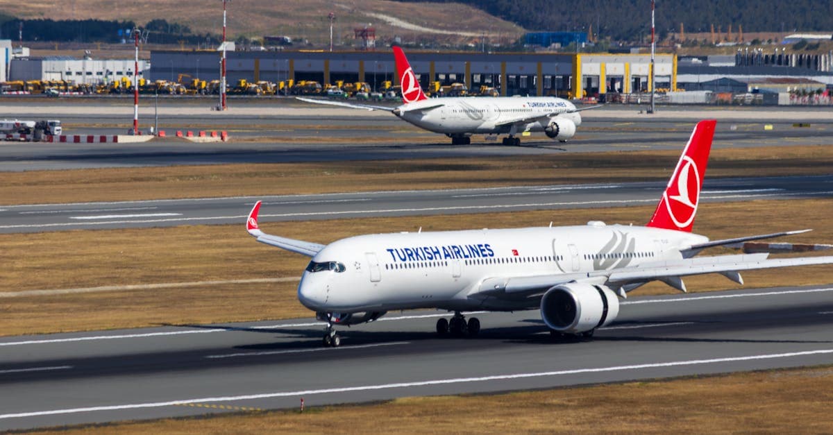 Turkish Airlines-flygplan på landningsbanan vid SAW airport redo för avgång.