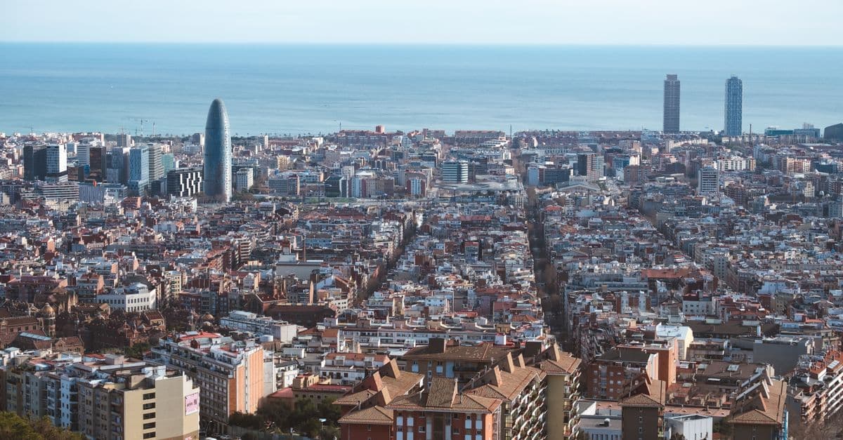 Luftpanorama der Barceloner Skyline mit Mittelmeer – ideale Übersicht für das Wetter Barcelona