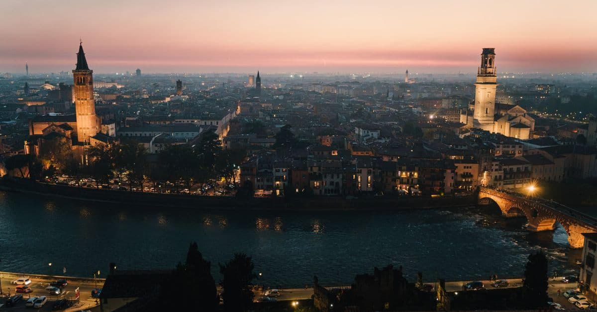 Historische Skyline von Verona bei Sonnenuntergang mit dem Fluss Etsch – beliebtes Reiseziel für Österreicher.