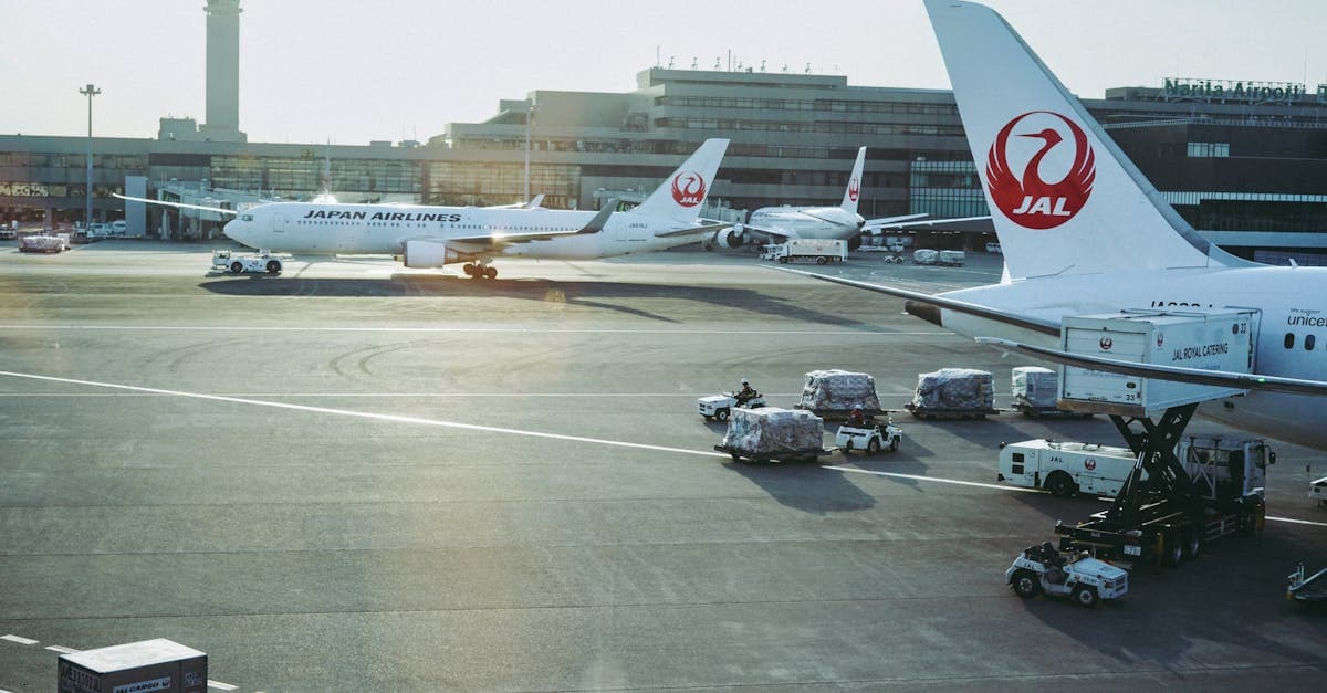 日本航空飛機停靠成田機場跑道,台灣旅客比較羽田與成田兩大機場交通便利性參考畫面。