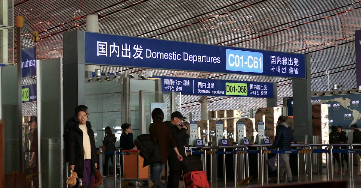 국내선 출발 터미널을 이동하는 여행객들, 김포공항 입국 후에도 트래블 eSIM 사용 가능