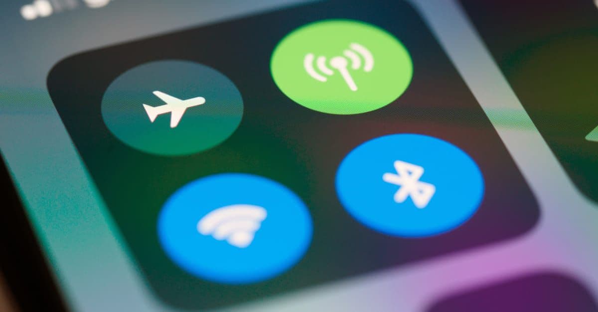 Türkiye'de SIM, eSIM ve Wi-Fi seçeneklerini gösteren akıllı telefonun ağ simgeleri ekranı