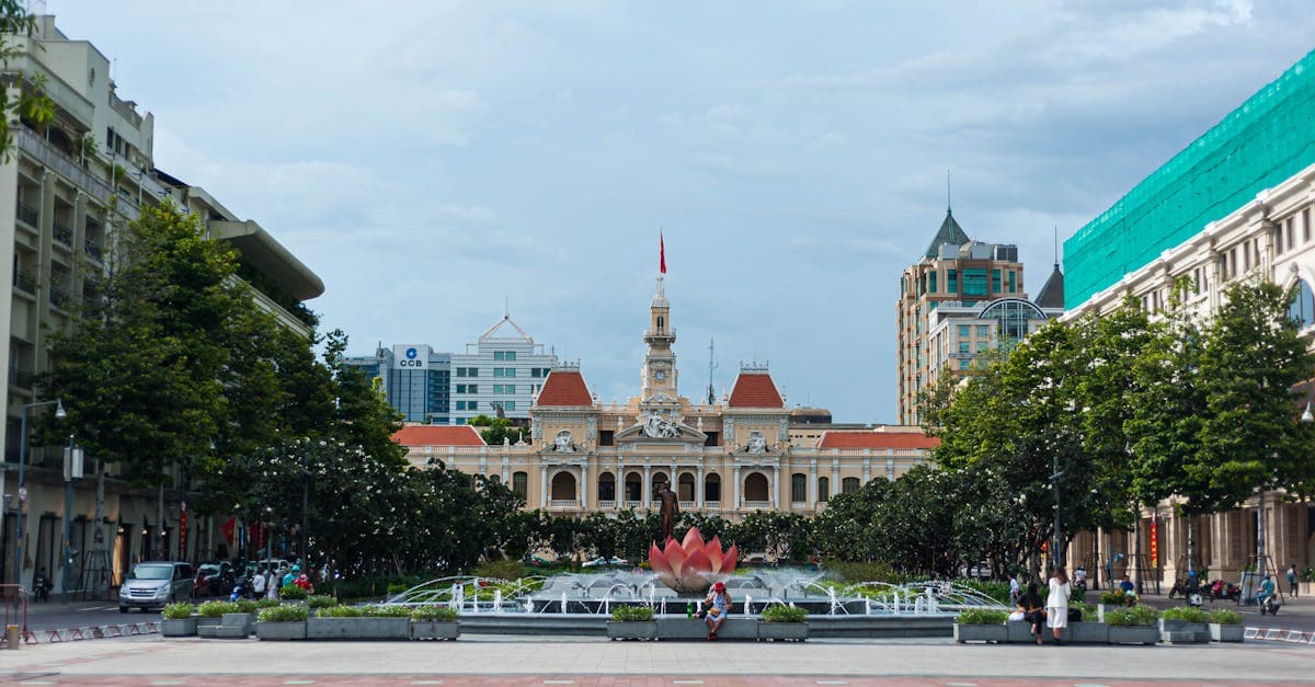 Tòa nhà UBND TP.HCM với đài phun nước lung linh, chuẩn bị travel eSIM và 4G trước khi rời trung tâm Sài Gòn.