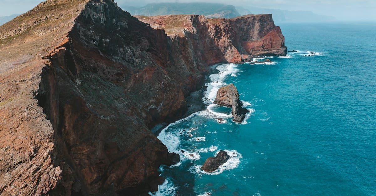 Atemberaubender Drohnenblick auf Klippen und türkisblaues Meer auf Madeira – die schönsten Orte im Madeira Urlaub