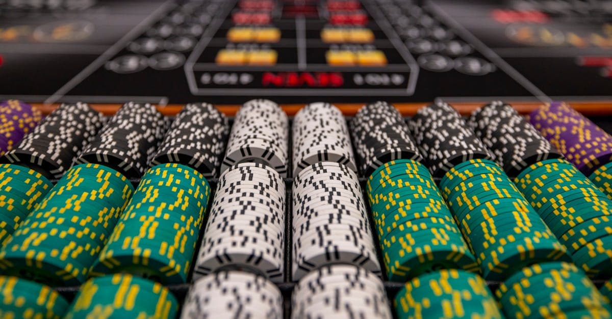 Fichas de casino coloridas sobre la mesa representando los distintos tipos de bonos sin depósito disponibles en 2026