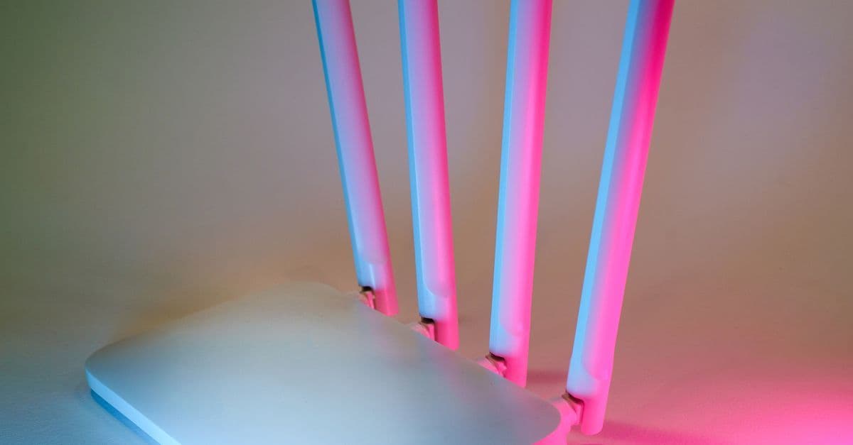 KPN wifi versterker met neonverlichting die moderne draadloze technologie weergeeft.