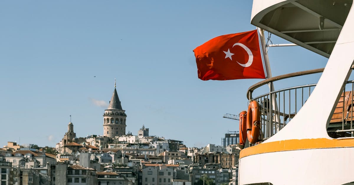Galata Toren in Istanbul met een wapperende Turkse vlag op een veerboot, huidig reisadvies turkije