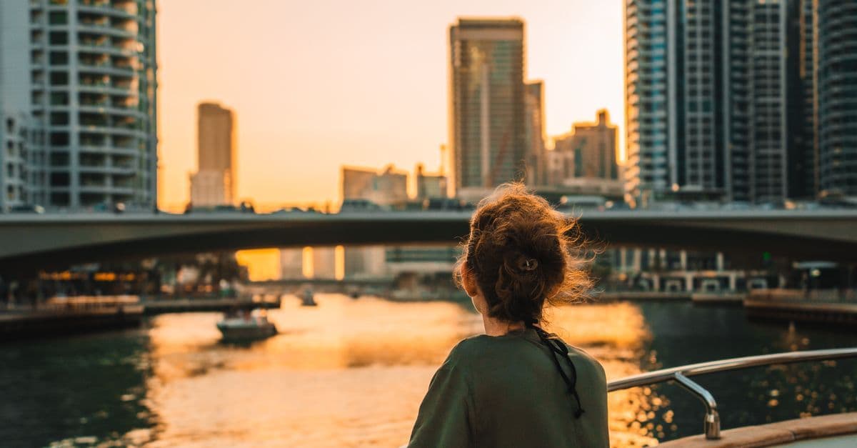 Genieten van een prachtige zonsondergang boven Dubai Marina vanaf een luxe jacht.