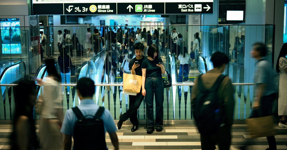 Zatłoczona stacja Shinjuku w Tokio — porównanie kart podróżnych eSIM do Japonii w cenach złotówkowych