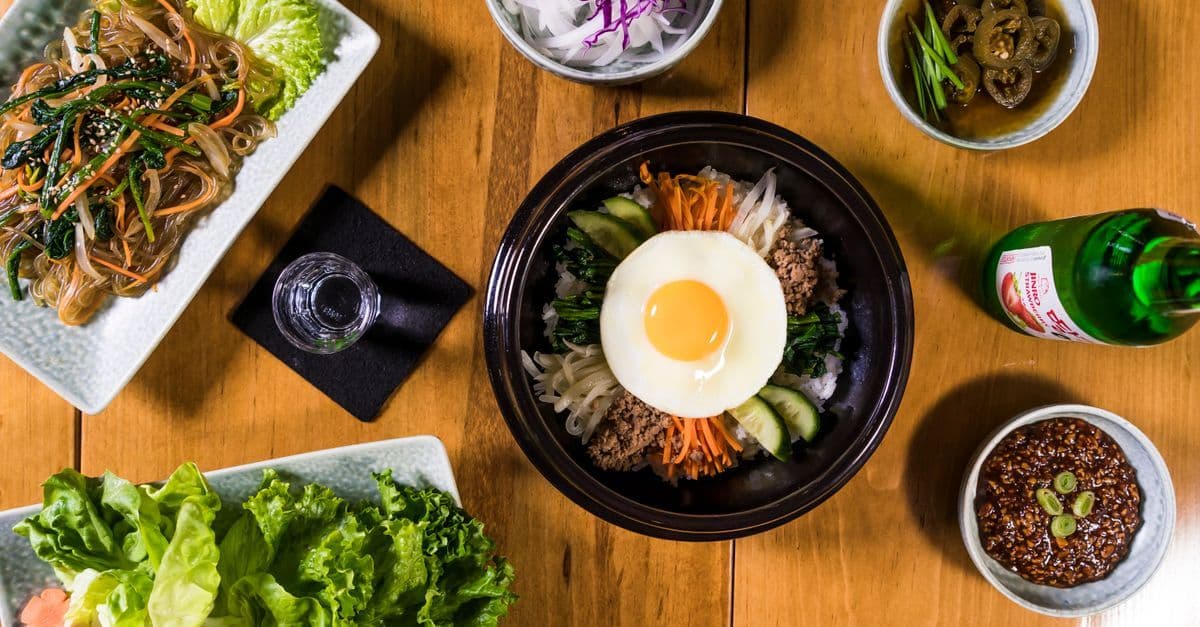 Tự nấu đồ ăn Hàn Quốc tại nhà với bibimbap và japchae bày trí đẹp mắt