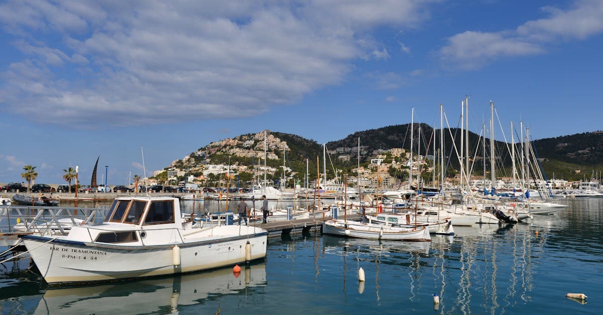Malerische Marina in Port d'Alcúdia mit Segelbooten an einem sonnigen Tag auf Mallorca