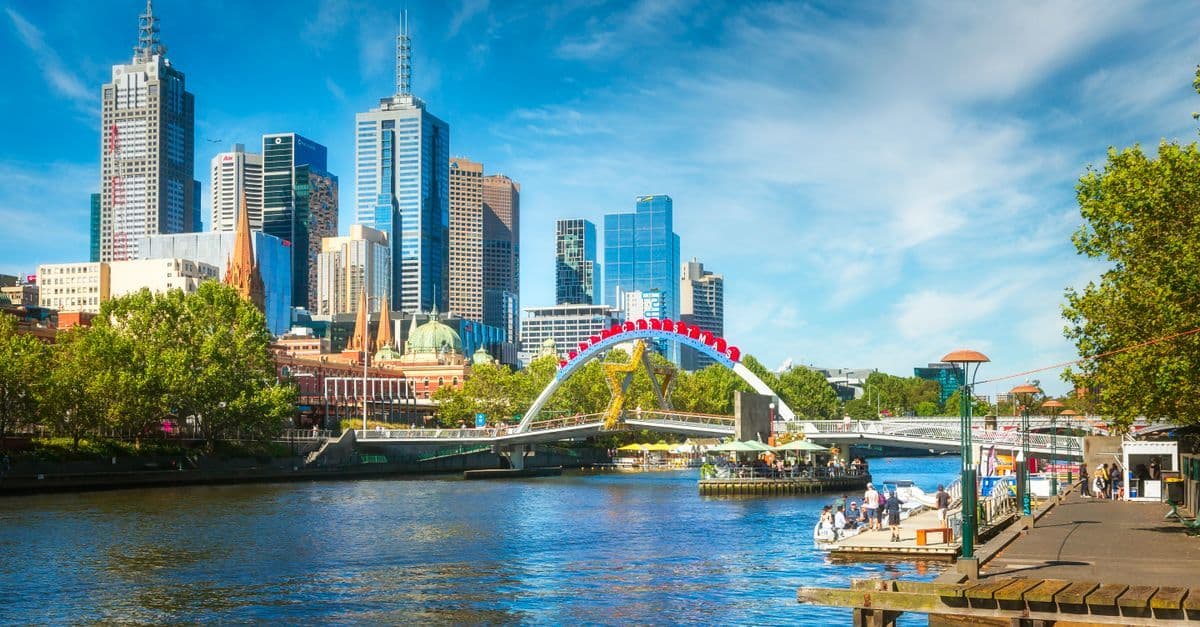 Skyline vibrante di Melbourne con il fiume Yarra in primo piano, una delle mete preferite dagli italiani che vogliono lavorare all'estero.
