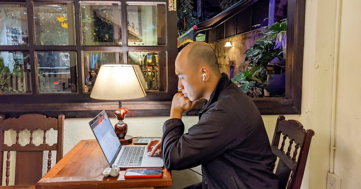 Người làm việc trên laptop tại quán cà phê Việt Nam, kết nối internet khi du lịch nước ngoài.