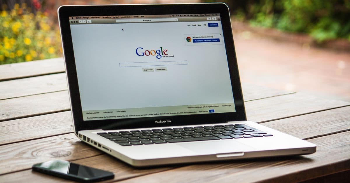 Google Flights im Browser auf einem MacBook Pro – Flüge einfach suchen und vergleichen