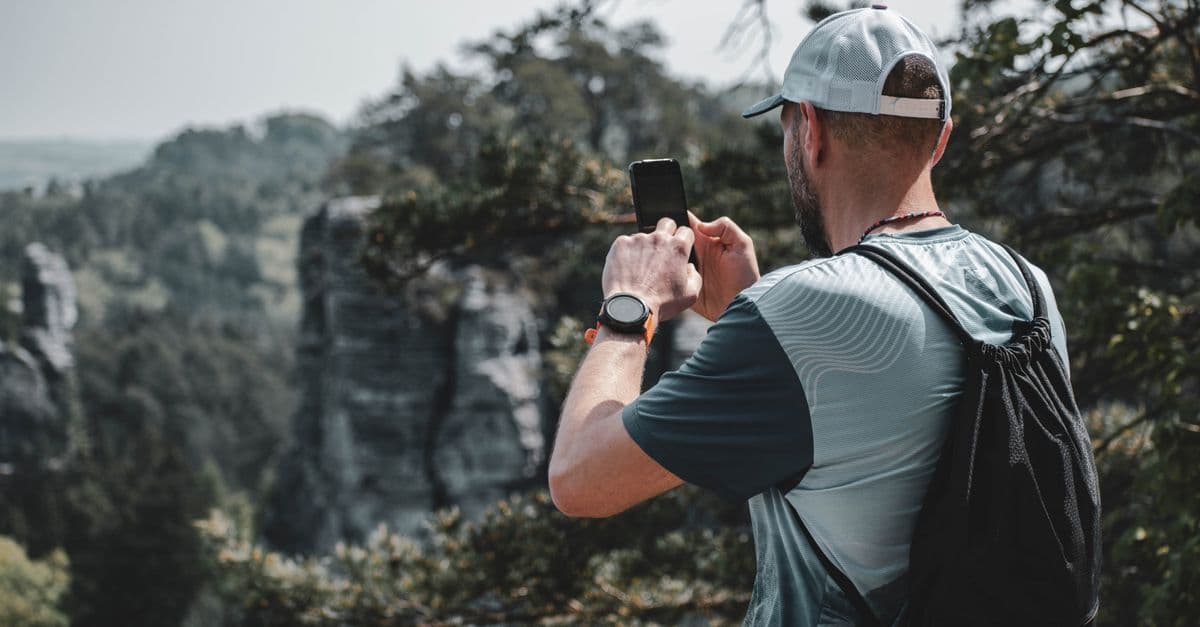 Wandelaar gebruikt zijn samsung watch met LTE en eSIM om verbonden te blijven in de natuur.