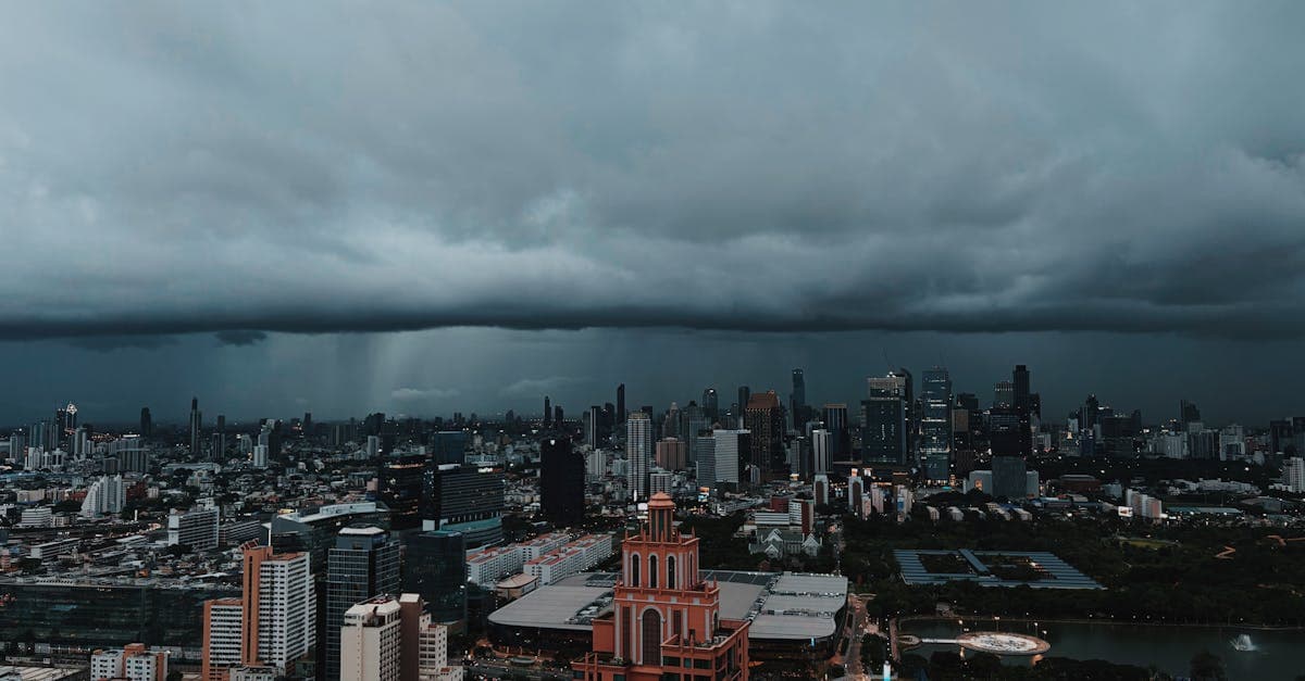 Bangkoks Stadtsilhouette unter dunklen Gewitterwolken – das monsunale Thailand Wetter mit hohen Niederschlägen im Sommer
