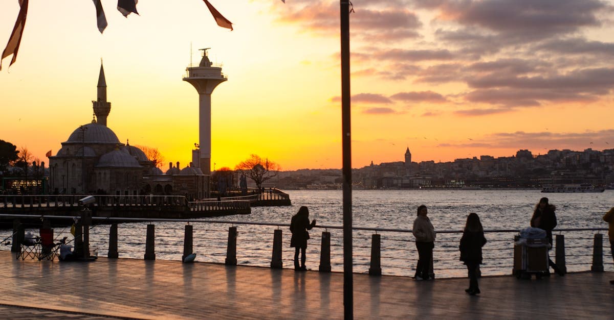 eSIM Nedir? Türkiye'de eSIM Kullanımı ve Aktivasyon Rehberi 2026 - eSIM and international travel guide by HelloRoam