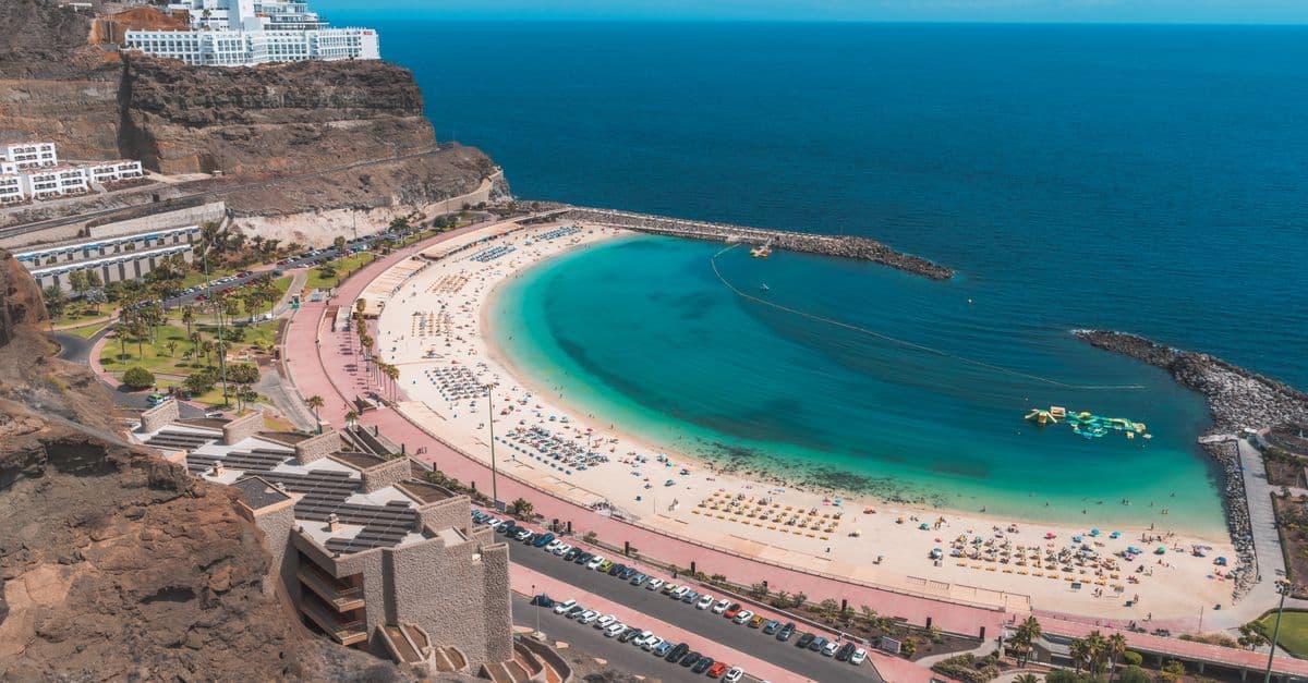 Flygfoto över den turkosa lagunen vid Playa de Amadores – en perfekt strand oavsett gran canaria väder.