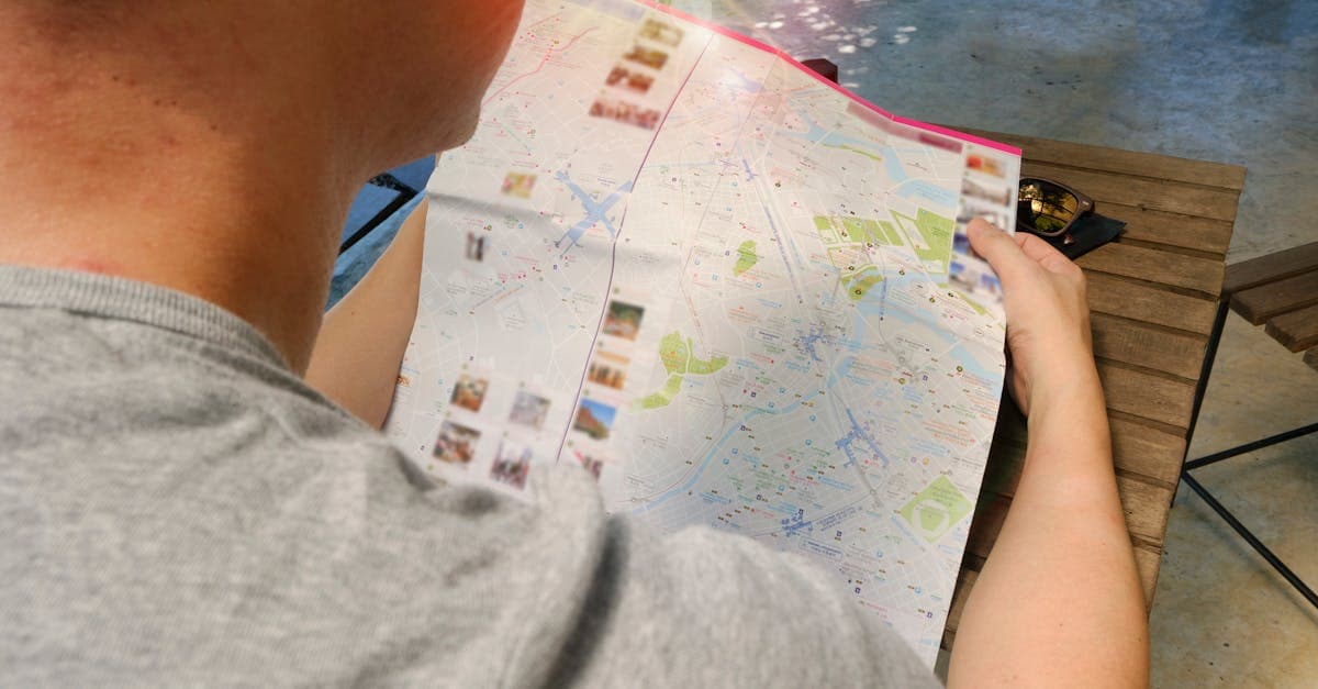 Reisender studiert eine Landkarte und plant seinen nächsten Trip voller Abenteuer und Entdeckungen.