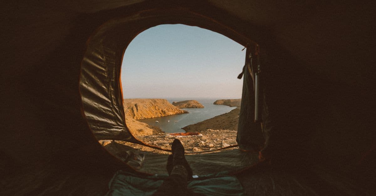 Tente de camping avec vue sur le littoral d'Oman, idéale avec un forfait vodafone esim international