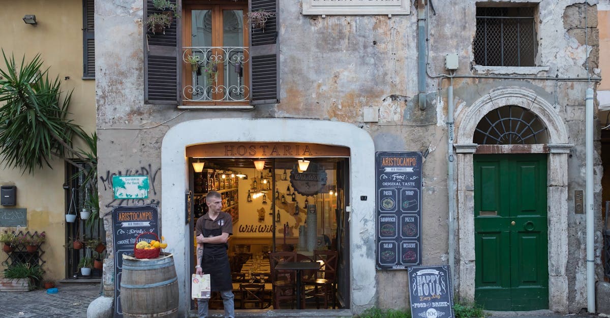 Entrada rústica de uno de los restaurantes en Roma en el barrio de Trastevere, con todo el encanto romano auténtico.