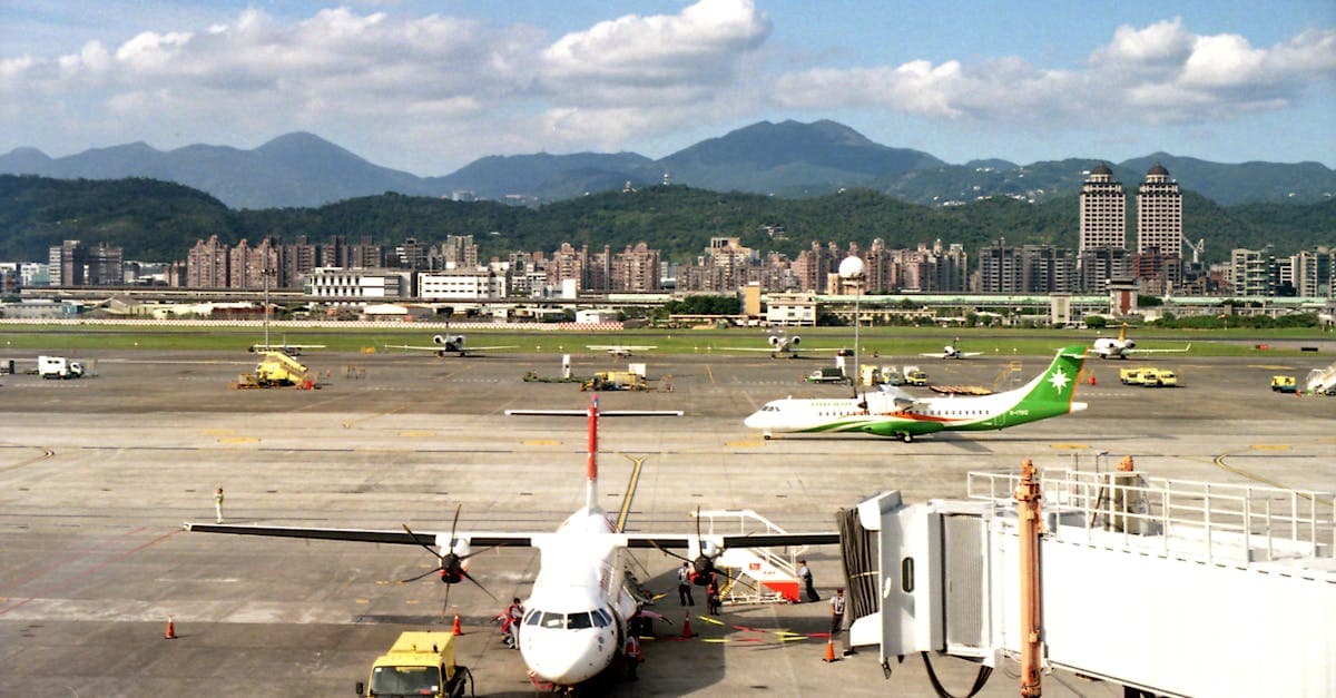 台北松山機場鳥瞰圖與城市天際線背景,呼應東京國際機場羽田機場同為都市近郊機場的特色。