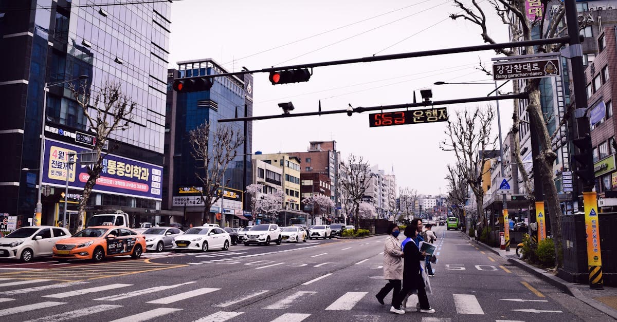 2泊3日の韓国旅行費用の目安を知るヒント、信号待ちの歩行者が行き交うソウルの都市交差点