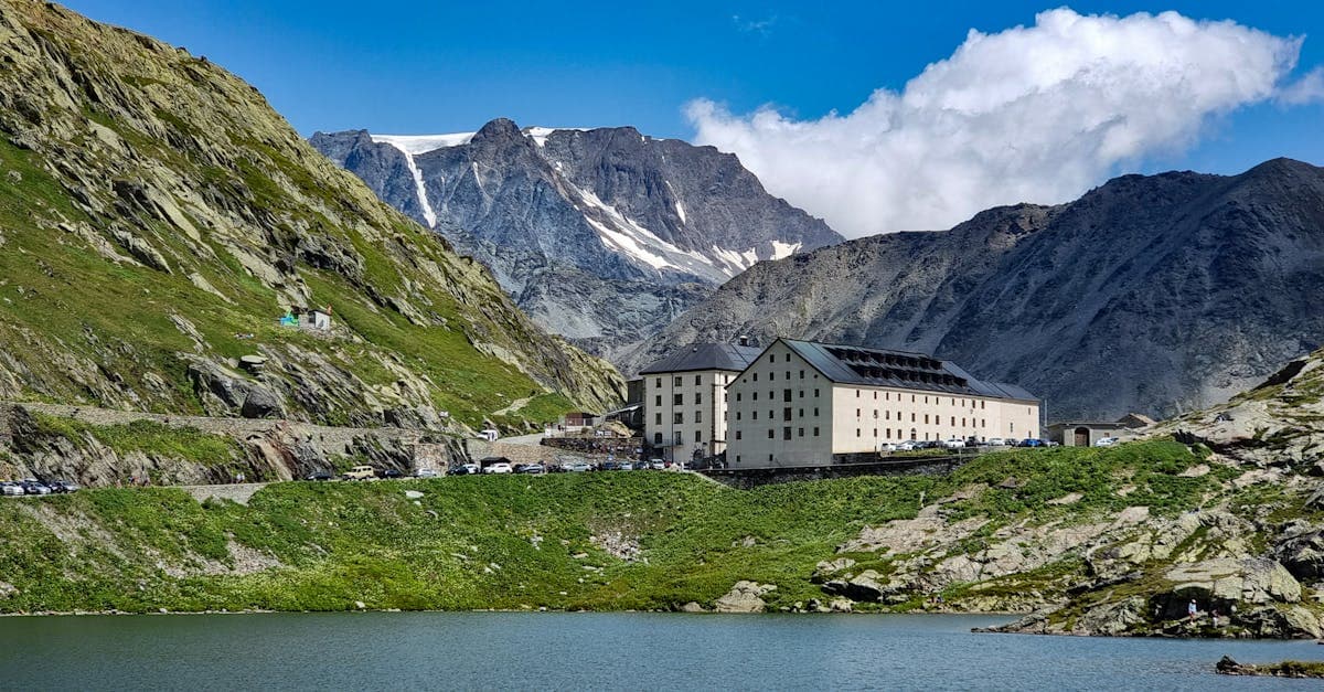 Historisch gebouw bij de Grote Sint-Bernardpas met bergpanorama, inspiratie voor je voorbereiding op alpe d'huzes 2026