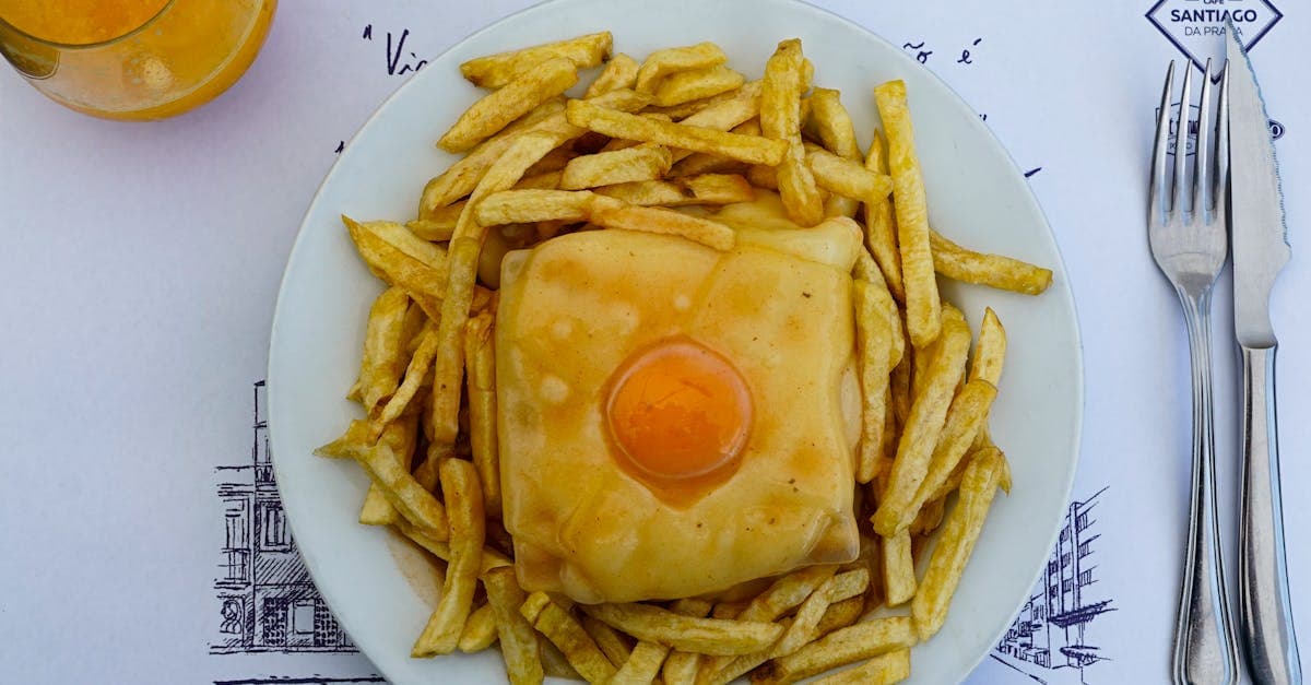 Francesinha portugaise traditionnelle accompagnée de frites, spécialité gastronomique incontournable à Lisbonne.