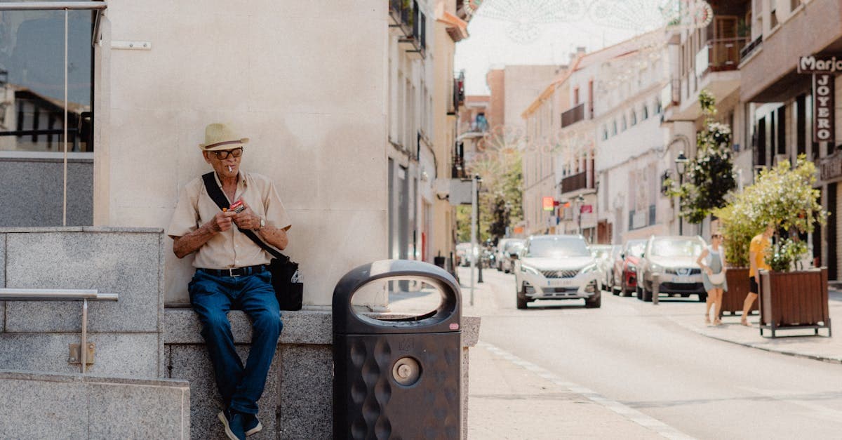 Hombre mayor disfrutando al aire libre en España con conexión a internet portátil durante sus viajes