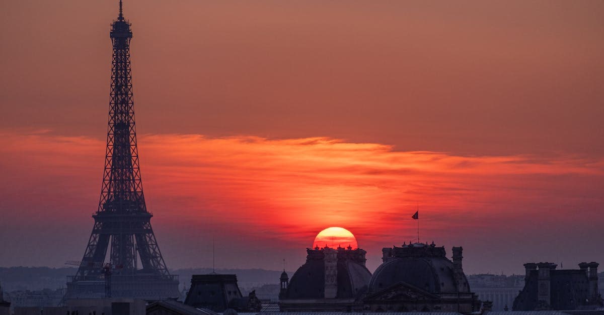 パリのエッフェル塔を背景に広がる夕焼け空、ヨーロッパ旅行を象徴する絶景